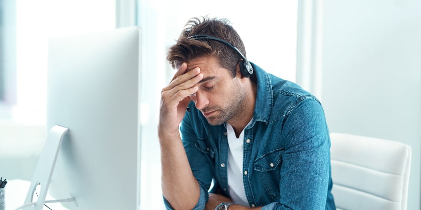 colaborador lidando com cliente bad fit: Você sabe o que é cliente bad fit? Aprenda a lidar com ele e entenda como seu negócio pode se beneficiar desse conceito.