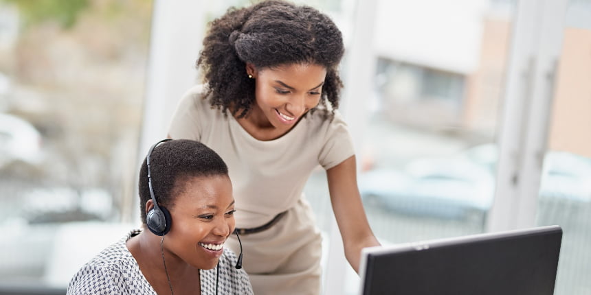 Mulher trabalhando no atendimento ao cliente junto com uma colega